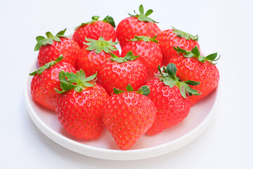 お皿に持ったいちご