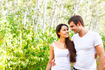 Naklejka premium Cute couple in the park on a sunny day