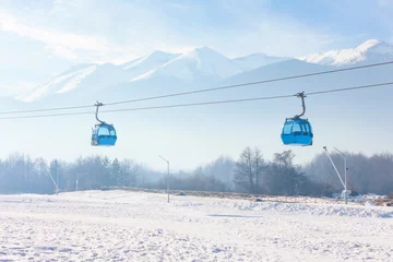 Foto op Plexiglas Bansko, Bulgaria Bulgarian winter ski resort panorama with gondola lift cabins, Pirin mountain peaks view © Nataliya