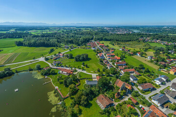 Idyllische Naturlandschaft rund um den Penzinger See in Oberbayern