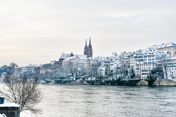 Fototapeta premium Basel, Kleinbasel, Rhein, Rheinufer, Uferweg, Münster, Kirche, Grossbasel, Basel-Stadt, Altstadt, Altstadthäuser, Winter, Schnee, Schweiz
