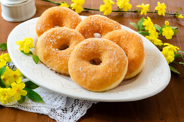 Vassoio di deliziosi tradizionali frati fritti, frittele tipiche sarde, dessert italiano 