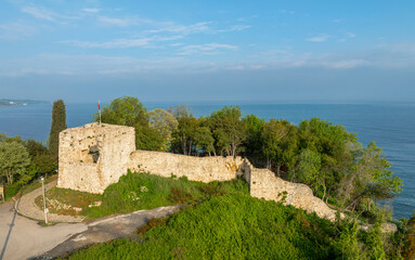 Fototapeta na wymiar The Ceneviz Castle was built on a cliff located between two bays, 2.5 kilometers west of Düzce Akçakoca District in turkey.
