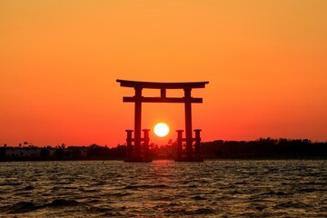 浜松市、浜名湖の赤鳥居に沈む夕日