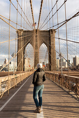 Mujer joven observando el puente de Brooklyn en Manhattan, Nueva York.