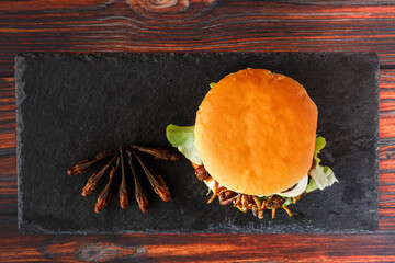 Draufsicht von einem Protein-Hamburger auf einem Tisch