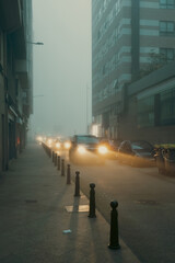 Obraz premium Glow Through the Mist: A City's Quiet Awakening