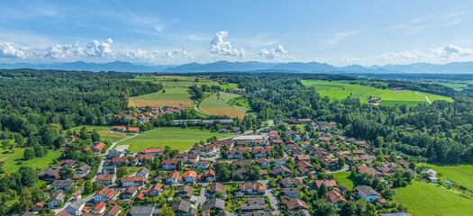 Ausblick über Amerang im Kreis Rosenheim in Oberbayern nach Süden zum Alpenrand