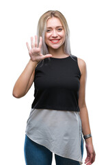 Obraz premium Young blonde woman over isolated background showing and pointing up with fingers number five while smiling confident and happy.