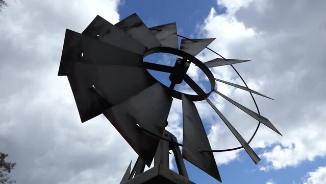 altes Windrad in einem Garten