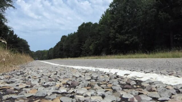 Polizeiwagen rast &uuml;ber Landstra&szlig;e in den USA