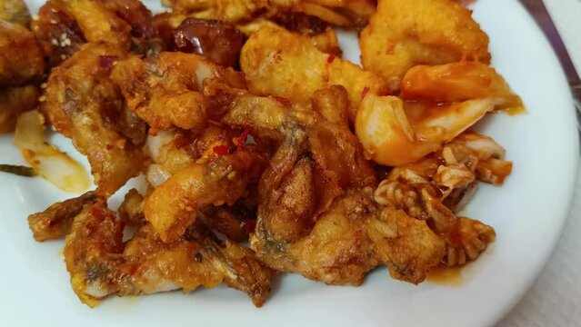 assiette de diff&eacute;rents plats asiatique, en gros plan, sur une table