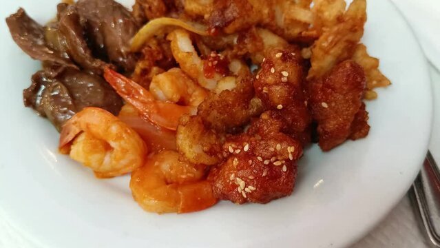 assiette de diff&eacute;rents plats asiatique, en gros plan, sur une table