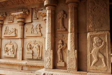 Obraz premium Carvings of Hanuman and a naked woman on the exterior wall of the Hazararama temple, Hampi, Karnataka, India, Asia
