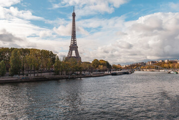 Fototapeta na wymiar Eiffel Tower and Seine river in fall