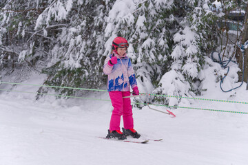 dziewczynaka na nartach
