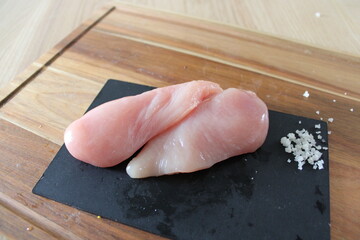 Filets de poulet, viande crue, sur la table en bois de la cuisine