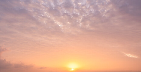 Obraz premium Sunrise sky clouds in the morning with orange sunny and purple clouds fluffy, Horizon sky background 