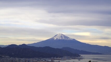 ＜静岡＞朝焼けの富士山と清水港