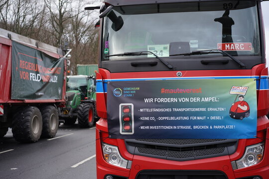 Truck mit Banner des BGL auf einer Demonstranten von Truckern und Bauern in Berlin am 15.01.2024