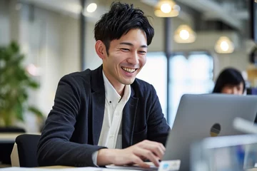 Foto op Canvas パソコンに向かって笑う日本人男性（打ち合わせ・商談・リモート会議） © Maki_Japan