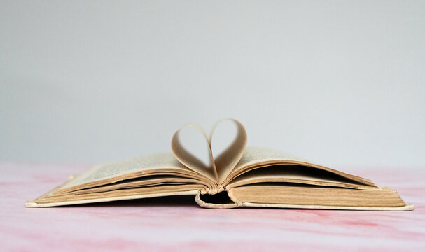 Ancien livre ouvert avec des pages qui forment un coeur