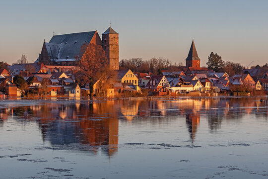 Verden an der Aller in Niedersachsen, Deutschland mit dem Dom bei starkem Hochwasser. Die Geb&auml;ude spiegeln im Wasser mit Eisschollen. 