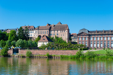Blick über den Rhein-Marne-Kanal auf das Alte Bischöfliche Schloss in Saverne. Departement...