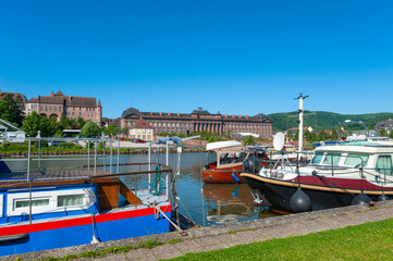 Fototapeta na wymiar Hausboot auf dem Rhein-Marne-Kanal in Saverne. Im Hintergrund das Alte Bischöfliche Schloss und das Rohan Schloss. Departement Bas-Rhin in der Region Elsass in Frankreich