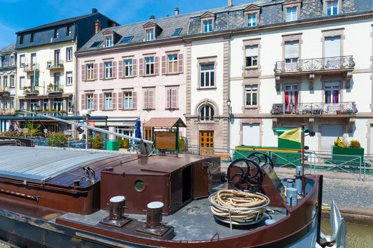 Frachtschiff in der Schleuse des Rhein-Marne-Kanals in Saverne. Departement Bas-Rhin in der Region Elsass in Frankreich