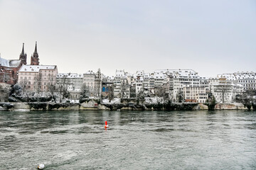 Fototapeta premium Basel, Münster, Kirche, Rhein, Rheinufer, Grossbasel, Altstadt, Altstadthäuser, Winter, Schnee, Schneedecke, Boote, Schifffahrt, Morgenstimmung, Basel-Stadt, Schweiz