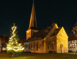 Apostelkirche Gütersloh bei Nacht mit Weihnachtsbaum