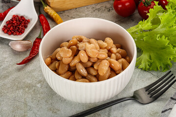 White canned beans in the bowl