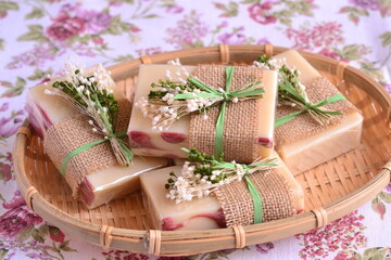 Wedding favors original gift for party guest, handmade soaps with beautiful rustic style packaging jute fabric green ribbon and dry flowers, colorful event presents, artisan scented soap souvenirs