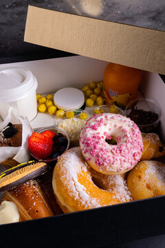 Box colazione regalo di un bar preparata con graffa fritta, ciambelle, caff&egrave;, cappuccino, dolci al bicchiere, muffin e biscotti pronta per essere consegnata