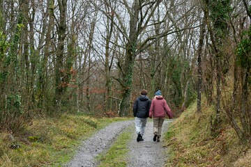 Recorriendo el camino o sendero que lleva a la cascada de Gujuli en el Parque Natural del Gorbea en...