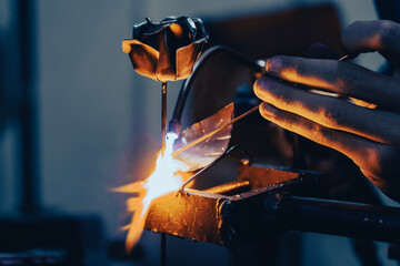 A craftsman welding a metal rose - obrazy, fototapety, plakaty