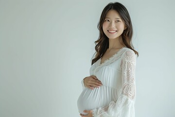 Obraz premium 白いドレスを着た日本人女性のマタニティフォト（妊娠・出産・記念） 