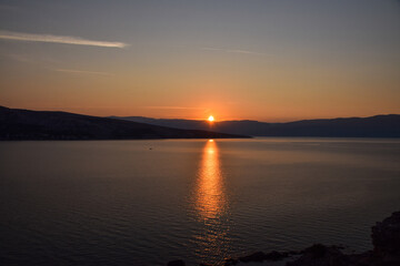 Naklejka premium sunrise over the sea, clear sky without clouds. golden hour. 