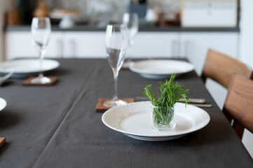 テーブルの上の白い皿とローズマリー - obrazy, fototapety, plakaty