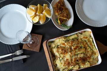 ホームパーティーのテーブル　オーブン料理とオムレツ　