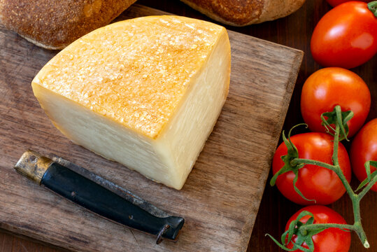 Spicchio di pecorino sardo, tradizionale formaggio stagionato con latte di pecora, cibo italiano 