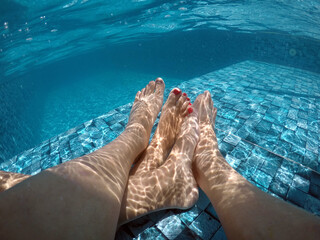 pés de casal em água de piscina 