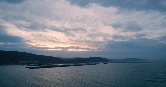 Anochecer en el Puerto de Bilbao desde Getxo