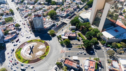 Glorieta Minerva, una de las glorietas más famosas de Guadalajara Jalisco, una toma aérea en hora de movilidad en la ciudad  - obrazy, fototapety, plakaty