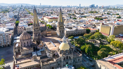 Catedral de Guadalajara, famosa por sus años de antigüedad, y su arquitectura interior y exterior siguen resaltando hoy en día.  - obrazy, fototapety, plakaty