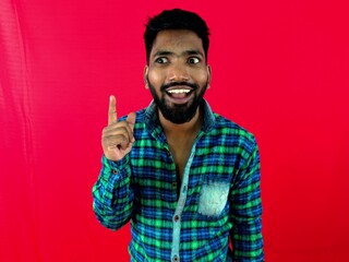 Naklejka premium young man thinking got an idea very excited and happy against red background