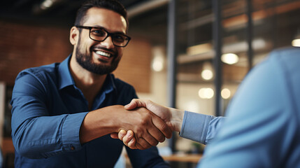 Obraz premium Closing Deals Together: Handshake Marks Successful Business Partnership