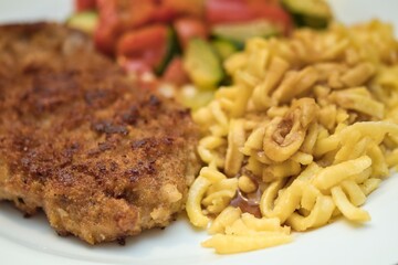 Schnitzel mit Spätzle und Gemüse