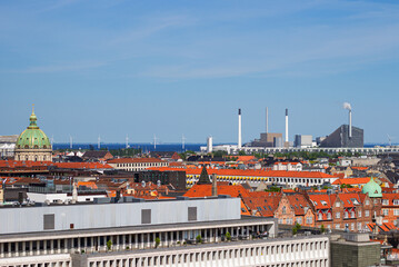 Obraz premium Marble Church aka Frederik's Church (Danish: Marmorkirken), Amager Bakke incineration plant and historical buildings in downtown of Copenhagen, Denmark. Top view from Round Tower (Danish: Rundetaarn)